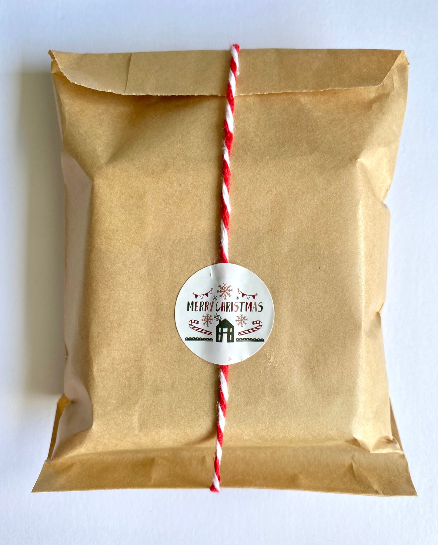 Saco de Papel Kraft + Cordel + Autocolante